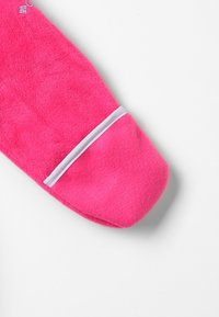 Pletené rukavice v jasně růžové barvě s bílým lemováním, s měkkou texturou a zaobleným tvarem, navržené pro teplo a pohodlí.