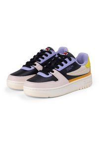 Sneaker in pelle nera, con accenti viola chiaro e dettagli gialli. Caratterizzate da una suola spessa e un design multicolore con il logo Fila.