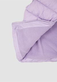Lilac puffer takki, jonka sisäpuoli sisältää pehmeän fleecevuoren, sileän ulkokuoren ja ommeltuja yksityiskohtia vetoketjun ympärillä.