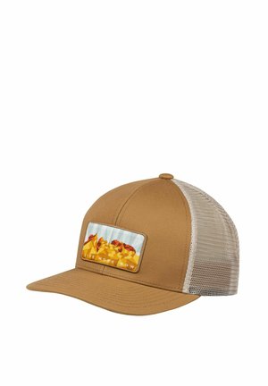 Braune und beige Mesh-Trucker-Cap mit einem Aufnäher, der stilisierte Berge und den Text „LIVE MORE NOW“ auf dem Frontpanel zeigt.