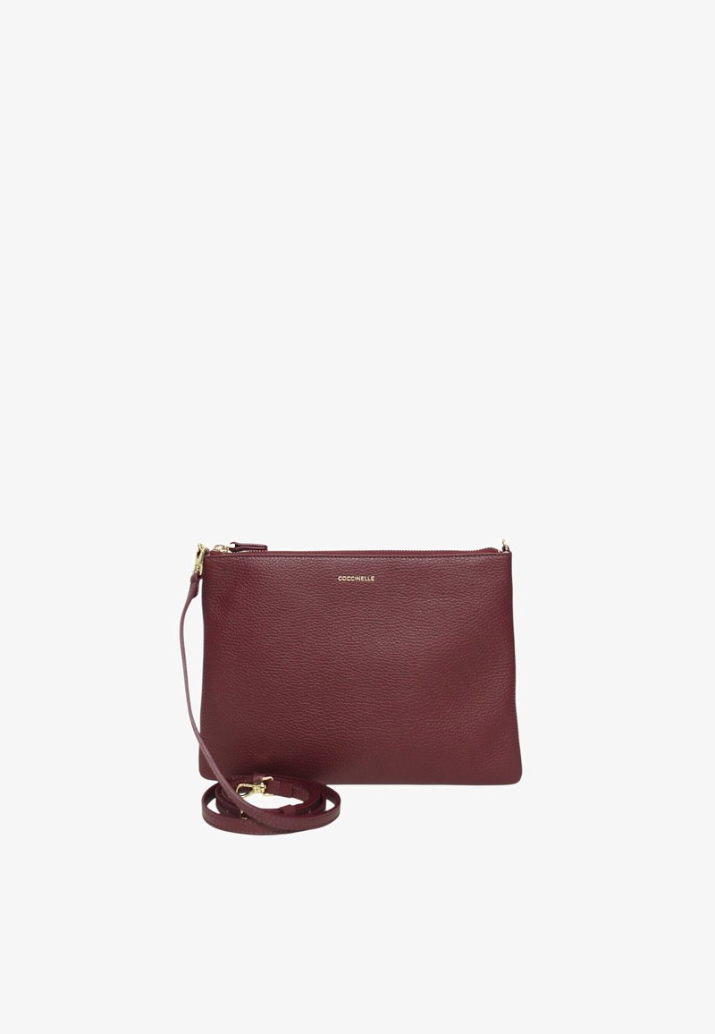 Borsa a tracolla in pelle color bordeaux con cerniera dorata e tracolla removibile, dotata di piccolo testo dorato con il nome del marchio sul davanti.