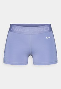 Nike Pro kompresiniai šortai šviesiai violetinės spalvos, su plačia juosmens juosta, ant kurios puikuojasi "NIKE PRO" tekstas, lygia tekstūra ir raštuotais šonų akcentais.