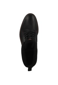 Bota de cuero negro con punta redonda, cordones negros, acentos rojos y superficie texturizada. Cuenta con una pestaña trasera para facilitar el calzado.