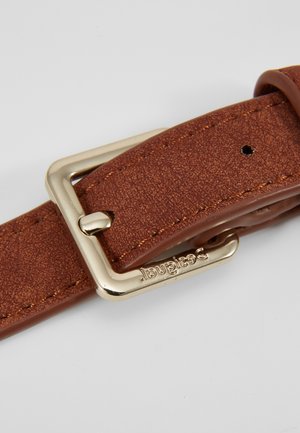 Ceinture en cuir marron texturée avec boucle rectangulaire dorée et gravure visible du nom de la marque sur la boucle métallique.