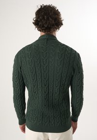 Mørkegrøn strikket sweater med kabelmønster, ribbede manchetter og krave, der har en struktureret finish og en tætsiddende pasform.
