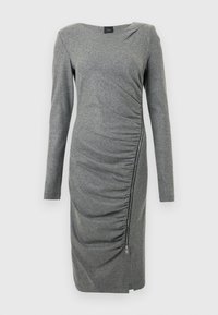 Vestido cinza de mangas longas com um acabamento texturizado, apresentando franzidos de lado, um detalhe em zíper na bainha e um decote ligeiramente fora do ombro.