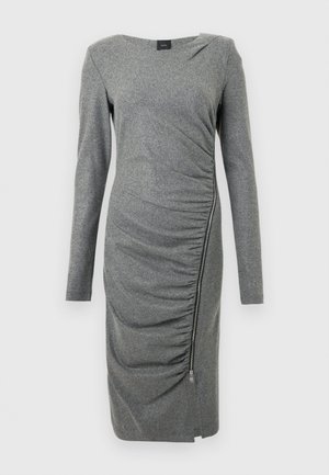 Szara sukienka z długimi rękawami o teksturowanym wykończeniu, z marszczeniem po bokach, zamkiem przy hemie oraz lekko odsłoniętymi ramionami.