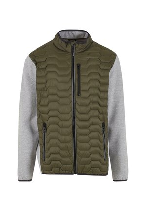 Quiltad olivgrön väst med grå sweatshirt-liknande ärmar, hög krage, främre dragkedja och två dragkedjefickor på sidorna.