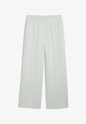 Pantalones anchos de color gris claro con cintura elástica, bolsillos laterales y un pequeño logotipo de Puma en la parte superior del muslo izquierdo.