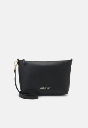 Sort tekstureret læder clutch taske med et guld logo, lynlås lukning og aftagelig skulderrem. Glat overflade og minimalistisk design.