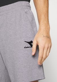 Diadora CORE - Pantaloni scurți - light middle gray melange