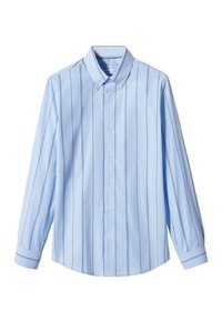 Camisa de botón azul claro con franjas verticales, un cuello clásico y mangas largas con puños abotonados, hecha de una tela suave.