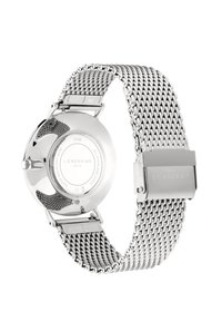 Zilveren roestvrijstalen horloge met een mesh band, ronde kast en een groot achterdisplay. Voorzien van een metalen sluiting met de ingesmede merknaam.