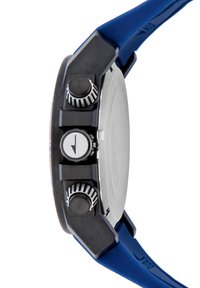 Rokas pulksteņiem ar melnu korpusu, trim pogām un sudraba ciparnīcu. Aprīkots ar zilu gumijas siksniņu. Sānu skatā izceļas pogu dizains un forma.