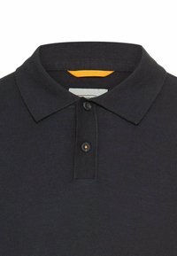 Sort polo shirt med ribbet tekstur, der har en to-knaps placket, en klassisk krave og en kontrasterende gul accent ved halsudskæringen.