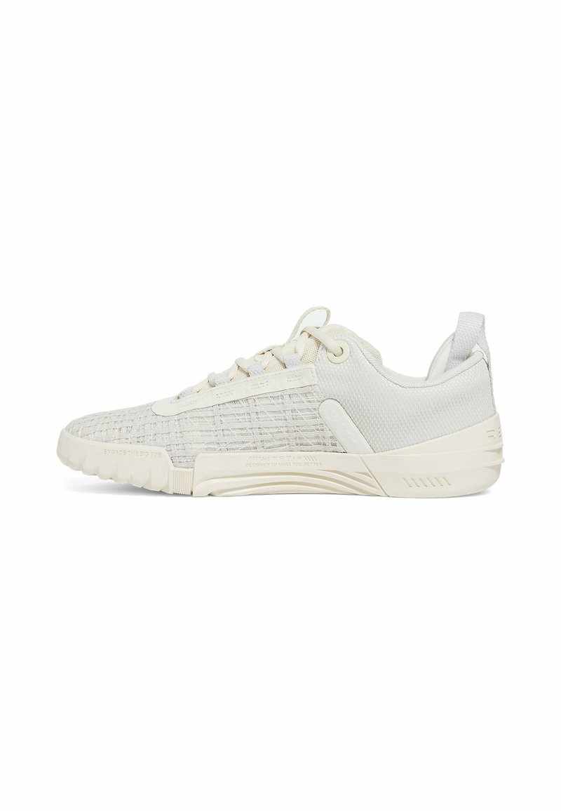 Scarpe sportive bianche con una tomaia in mesh testurizzato e inserti sintetici lisci, dotate di una soletta imbottita e dettagli a motivo sulla punta.