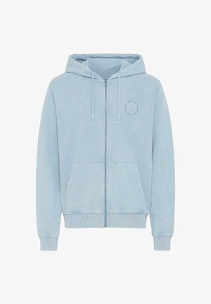 Sudadera con capucha con cremallera en azul claro, confeccionada en tela suave, con capucha ajustable con cordón, dos bolsillos frontales y puños y dobladillo acanalados. Detalle sutil de logo circular.