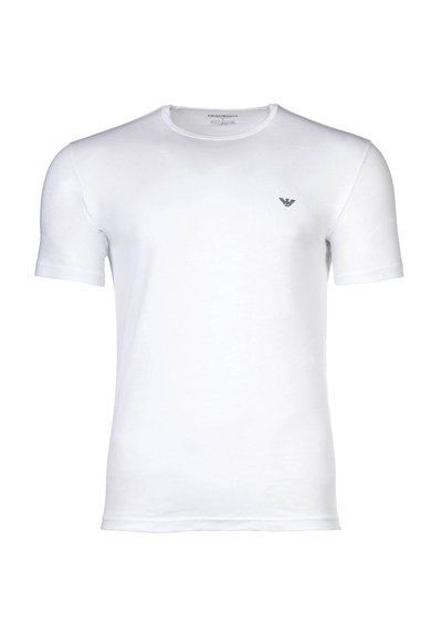 Απλό λευκό κοντομάνικο t-shirt με στρογγυλή λαιμόκοψη και μικρό μαύρο λογότυπο αετού στο αριστερό στήθος, εμφανίζεται με φόντο λευκό.