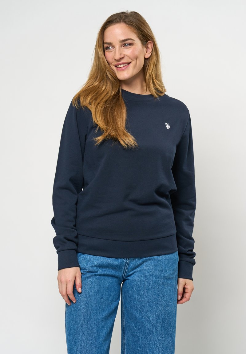 Námorně modrá mikina vyrobená z bavlny, s kulatým výstřihem a dlouhými rukávy. Malé vyšívané logo na levé straně hrudi.