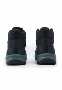 Czarne sneakersy w półwysokim fasonie z teksturowanej tkaniny, wzmocnionym piętą i kontrastującą, turkusową gumową podeszwą z wzorzystym bieżnikiem.