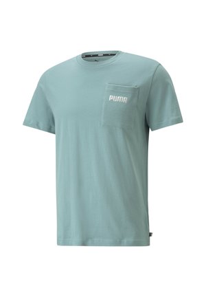 Camiseta Puma de manga corta azul claro con bolsillo en el pecho de canalé con logo Puma bordado en blanco, cuello redondo y cuello interior con marca.