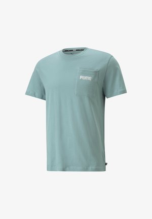 T-shirt Puma bleu clair à manches courtes avec poche poitrine côtelée ornée d'un logo Puma blanc brodé, col rond et col intérieur marqué.