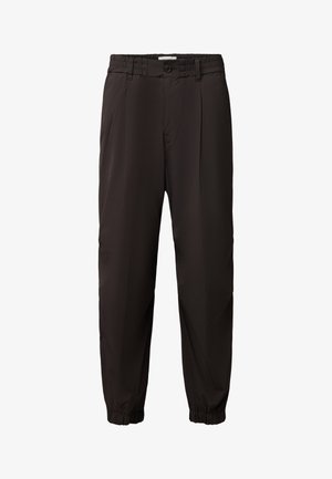 Zwarte casual broek met elastische boorden, riemlussen, knoop aan de voorkant en ritssluiting, ontworpen voor een ontspannen pasvorm.
