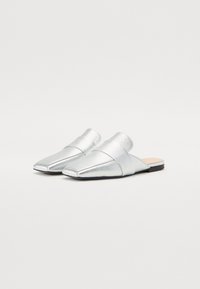 Sølv slip-on mules med en teksturert, metallisk finish, spiss tå og bredt kryssbånddesign. Flat svart såle.