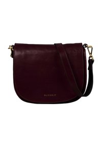 Borsa a tracolla in pelle bordeaux con pattina curva, hardware dorato e tracolla regolabile. Presenta il nome del marchio in rilievo sulla parte anteriore.