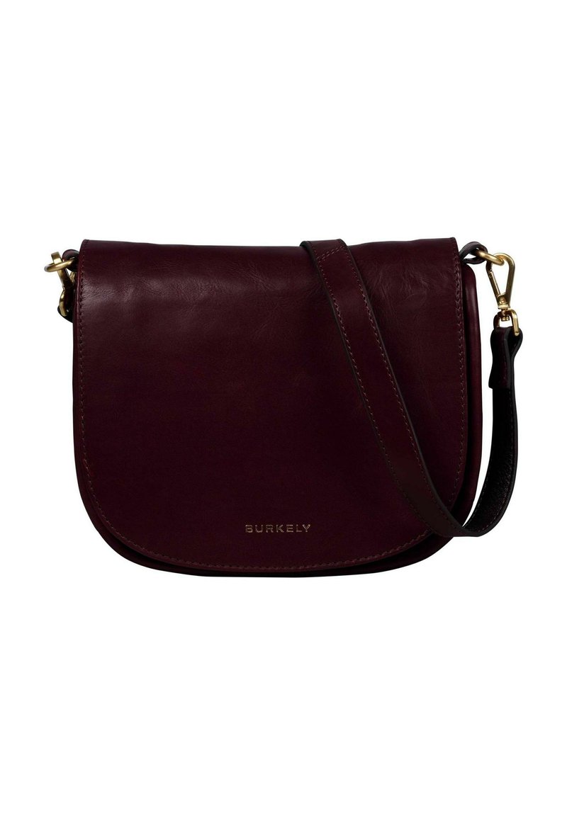 Borsa a tracolla in pelle bordeaux con pattina curva, hardware dorato e tracolla regolabile. Presenta il nome del marchio in rilievo sulla parte anteriore.
