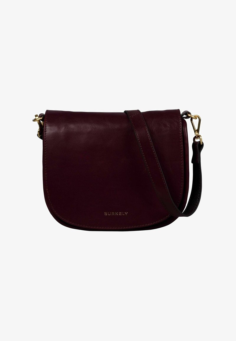 Borsa a tracolla in pelle bordeaux con pattina curva, hardware dorato e tracolla regolabile. Presenta il nome del marchio in rilievo sulla parte anteriore.