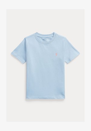 Camiseta de algodón azul claro con mangas cortas, escote redondo y un pequeño logotipo rosa bordado en el lado izquierdo del pecho. Textura suave.