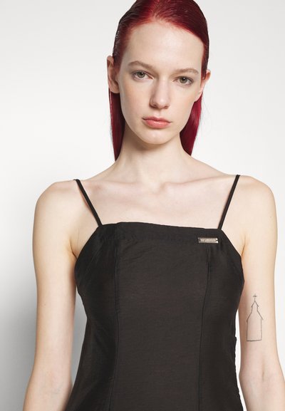 Čierne šatôčky bez ramienok s tenkými popruhmi, s hranatým výstrihom a malým kovovým logom. Hladká textúra, priliehavý dizajn.
