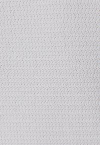 Tessuto bianco lavorato a maglia con un motivo a spina di pesce texturizzato. Aspetto soffice con fili finemente intrecciati, creando una sensazione leggera e traspirante.