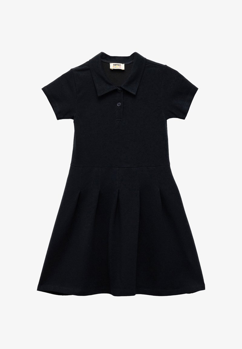 Robe polo noire avec manches courtes, col, patte de boutonnage à trois boutons, jupe plissée et tissu texturé.