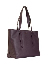 Borsa a spalla in pelle viola con texture, dotata di due manici allungati, caratterizzata da un logo dorato e un design minimalista, ideale per l'uso quotidiano.