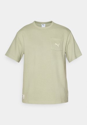 Hele rohelise tekstuuriga t-särk lühikeste varrukatega, ümmargune kaelus, eesmine tasku ja väike tikand rinnal. Masinapesukindel.