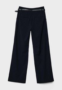 Pantalons larges bleu marine avec des rayures blanches verticales. Dotés de deux poches arrière et d'une ceinture lisse avec des passants.