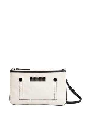 Sac pochette rectangulaire blanc avec bordure noire, fermeture éclair, deux boutons noirs et une fine lanière noire pour le poignet du côté droit.