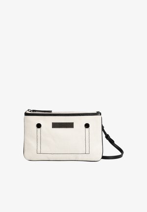 Witte rechthoekige clutch met zwarte rand, ritssluiting, twee zwarte knoopdetails en een dunne zwarte polsband aan de rechterkant.