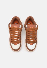 Globe TILT - Tennised - antique/mocha