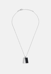 Silverhalsband med två rektangulära hängen: ett strukturerat silver med diagonala linjer och ett solidt svart. Justerbar kedja.