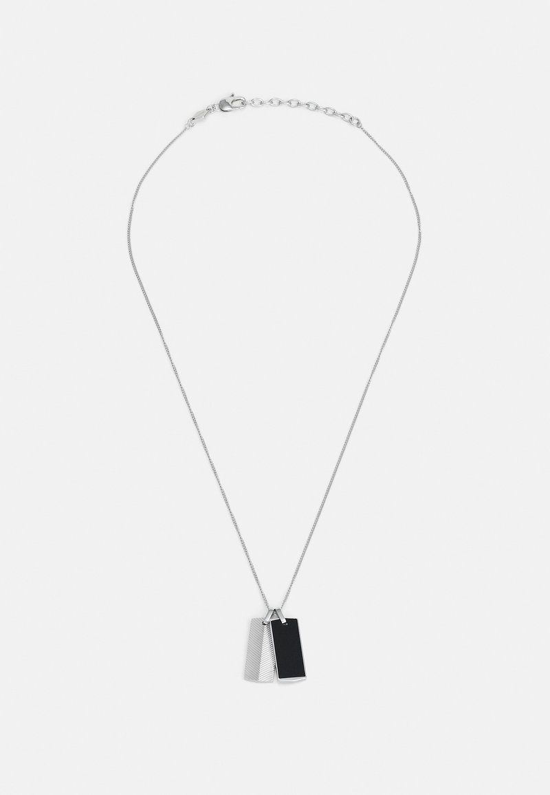 Silverhalsband med två rektangulära hängen: ett strukturerat silver med diagonala linjer och ett solidt svart. Justerbar kedja.