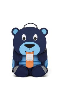 Navyblauer Rucksack in Form eines Bären mit runden Ohren, großen Gesichtszügen, einem orangefarbenen Etikett und zwei Seitentaschen. Hergestellt aus strapazierfähigen Materialien.