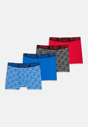 Fire par Puma boxershorts i rød ensfarvet, sort med hvidt logotryk, blå ensfarvet og blå med hvidt logotryk, arrangeret på række.