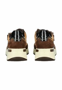 Sneaker in camoscio marrone con un accento in pelle verniciata nera nel tallone, suola intermedia spessa bianca e suola esterna in gomma marrone texturizzata.