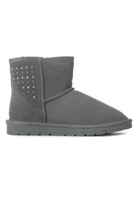 Botas grises hasta el tobillo hechas de suave ante con suela plana, que presentan un acento de tachuelas a lo largo del lado exterior. Sin cordones ni cierres.