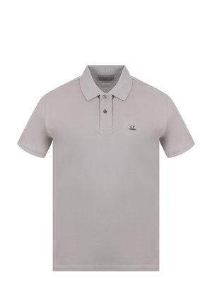 Polo a maniche corte grigio chiaro con due bottoni e piccolo logo "C.P. Company" sul petto sinistro.