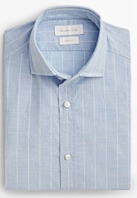 Chemise bleu clair avec fines rayures blanches verticales, devant boutonné, col ouvert et étiquette de marque visible à l'intérieur du col.