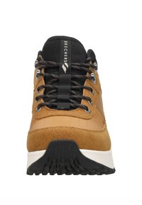 Baskets en suède marron et en maille avec des accents noirs, dotées de lacets ronds, d'un col rembourré et d'une semelle en caoutchouc texturée.